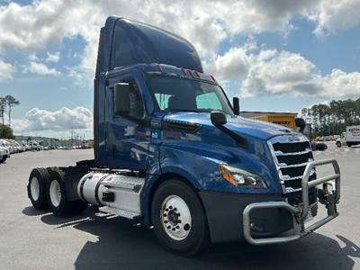 Freightliner Cascadia 126 Day Cab Truck - 435HP, 12 Speed Automatic