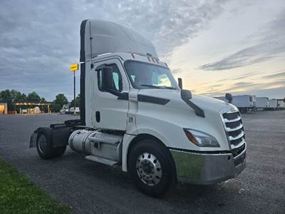 Freightliner Cascadia 126 Single Axle Day Cab Truck - 455HP, 12 Speed Automatic