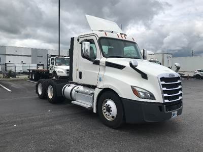 Freightliner Cascadia 126 Day Cab Truck - 455HP, 12 Speed Automatic