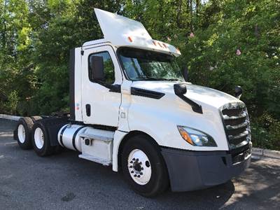 Freightliner Cascadia 126 Day Cab Truck - 435HP, 12 Speed Automatic