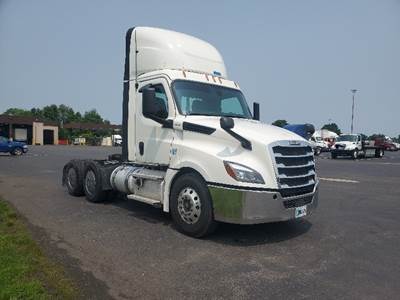 Freightliner Cascadia 126 Day Cab Truck - 455HP, 12 Speed Automatic