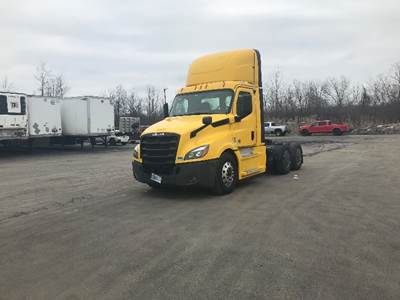 Freightliner Cascadia 126 Day Cab Truck - 505HP, 10 Speed Manual