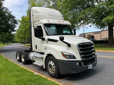 Freightliner Cascadia 126 Day Cab Truck - 455HP, 12 Speed Automatic