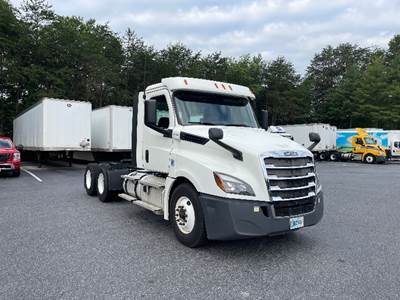 Freightliner Cascadia 126 Day Cab Truck - 450HP, 12 Speed Automatic