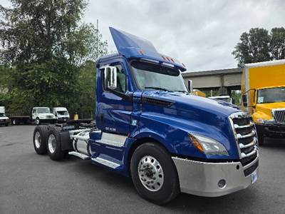 Freightliner Cascadia 126 Day Cab Truck - 475HP, 10 Speed Manual