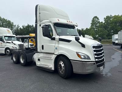 Freightliner Cascadia 126 Day Cab Truck - 435HP, 12 Speed Automatic
