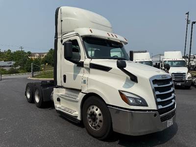 Freightliner Cascadia 126 Day Cab Truck - 435HP, 12 Speed Automatic