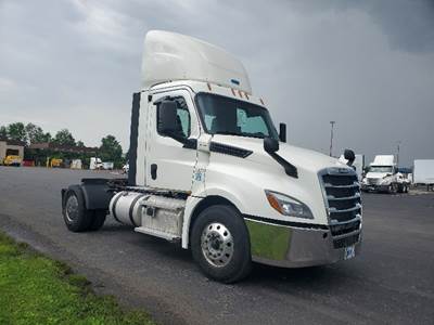 Freightliner Cascadia 126 Single Axle Day Cab Truck - 455HP, 12 Speed Automatic