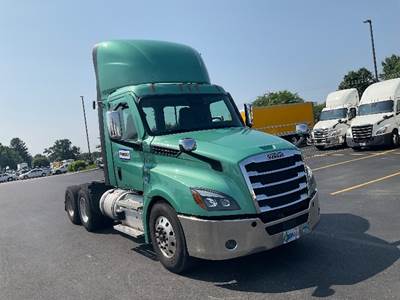 Freightliner Cascadia 126 Day Cab Truck - 455HP, 12 Speed Automatic