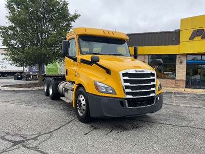Freightliner Cascadia 126 Day Cab Truck - 435HP, 12 Speed Automatic