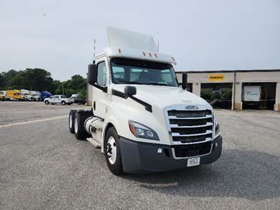 Freightliner Cascadia 126 Day Cab Truck - 435HP, 12 Speed Automatic