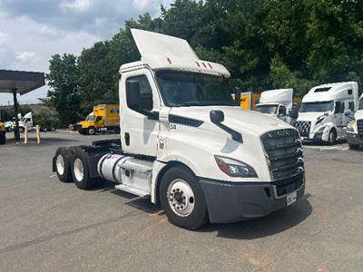 Freightliner Cascadia 126 Day Cab Truck - 435HP, 12 Speed Automatic