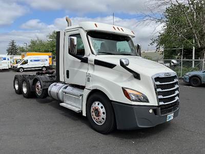 Freightliner Cascadia 126 Day Cab Truck - 475HP, 12 Speed Automatic