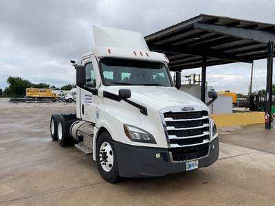 Freightliner T12664ST Day Cab Truck - 435HP, 12 Speed Automatic
