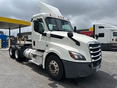 Freightliner Cascadia 126 Day Cab Truck - 435HP, 12 Speed Automatic