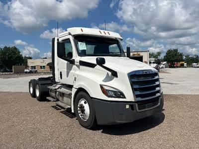 Freightliner Cascadia 126 Day Cab Truck - 450HP, 12 Speed Automatic