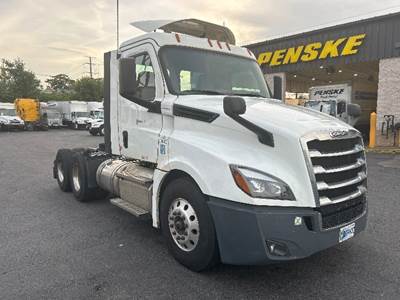 Freightliner Cascadia 126 Day Cab Truck - 450HP, 12 Speed Automatic