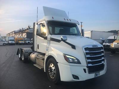 Freightliner Cascadia 126 Day Cab Truck - 560HP, 13 Speed Manual