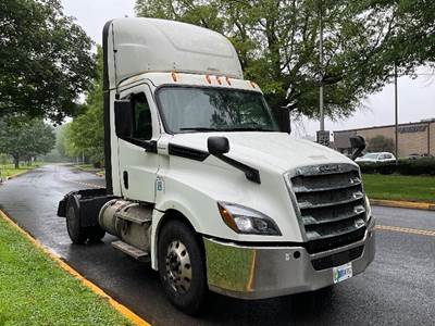 Freightliner Cascadia 126 Single Axle Day Cab Truck - 455HP, 12 Speed Automatic