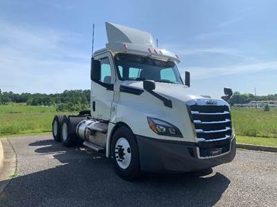 Freightliner Cascadia 126 Day Cab Truck - 435HP, 12 Speed Automatic