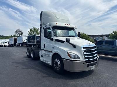 Freightliner Cascadia 126 Day Cab Truck - 435HP, 12 Speed Automatic