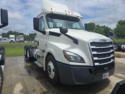 Freightliner Cascadia 126 Day Cab Truck - 435HP, 12 Speed Automatic
