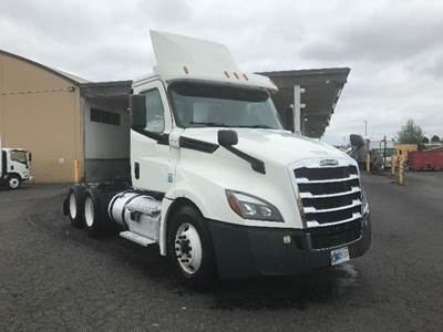 Freightliner Cascadia 126 Day Cab Truck - Cummins 400HP, 13 Speed Automatic
