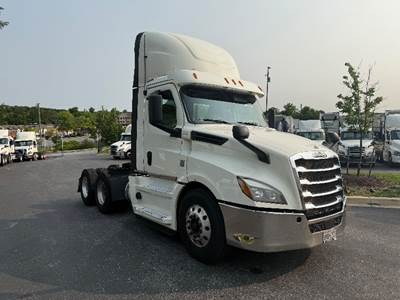 Freightliner Cascadia 126 Day Cab Truck - 435HP, 12 Speed Automatic