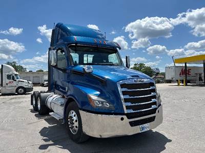 Freightliner Cascadia 126 Day Cab Truck - 450HP, 12 Speed Automatic