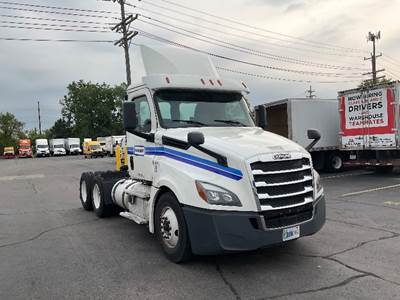 Freightliner Cascadia 126 Day Cab Truck - 435HP, 12 Speed Automatic