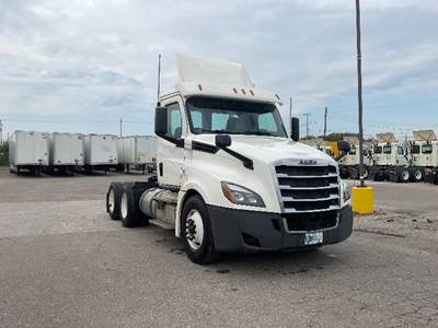 Freightliner Cascadia 126 Day Cab Truck - 435HP, 12 Speed Automatic