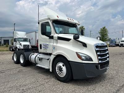 Freightliner Cascadia 126 Day Cab Truck - 435HP, 12 Speed Automatic