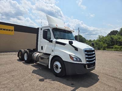 Freightliner Cascadia 126 Day Cab Truck - 435HP, 12 Speed Automatic