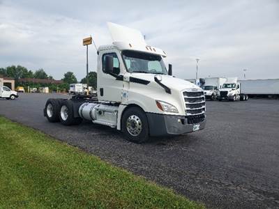 Freightliner Cascadia 126 Day Cab Truck - 435HP, 12 Speed Automatic