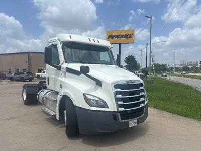 Freightliner Cascadia 126 Single Axle Day Cab Truck - 435HP, 12 Speed Automatic