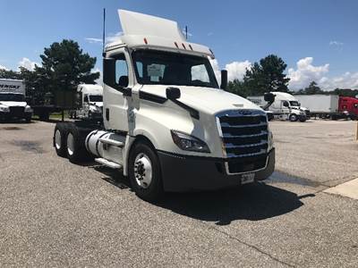 Freightliner Cascadia 126 Day Cab Truck - 435HP, 12 Speed Automatic