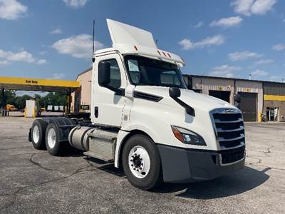 Freightliner Cascadia 126 Day Cab Truck - 455HP, 10 Speed Manual