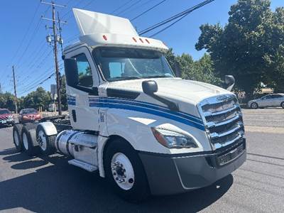 Freightliner Cascadia 126 Day Cab Truck - 435HP, 12 Speed Automatic