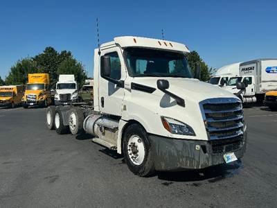 Freightliner Cascadia 126 Day Cab Truck - 450HP, 12 Speed Automatic