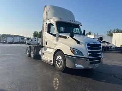 Freightliner Cascadia 126 Day Cab Truck - 435HP, 12 Speed Automatic
