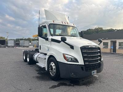Freightliner Cascadia 126 Day Cab Truck - 435HP, 12 Speed Automatic