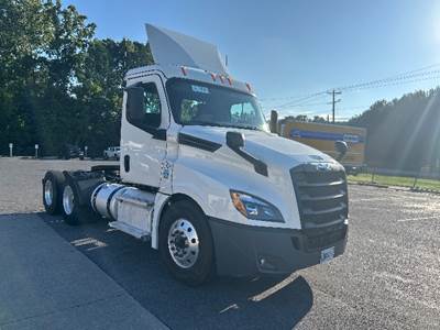 Freightliner Cascadia 126 Day Cab Truck - 435HP, 12 Speed Automatic
