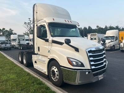 Freightliner Cascadia 126 Day Cab Truck - 435HP, 12 Speed Automatic
