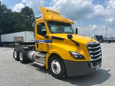 Freightliner Cascadia 126 Day Cab Truck - 435HP, 12 Speed Automatic