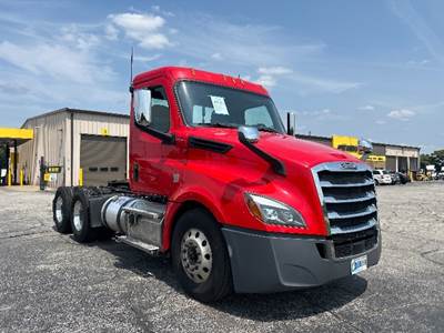 Freightliner Cascadia 126 Day Cab Truck - 450HP, 12 Speed Automatic