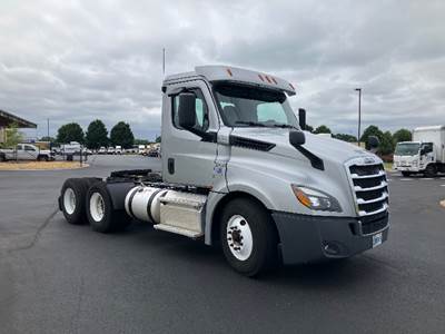 Freightliner Cascadia 126 Day Cab Truck - 455HP, 12 Speed Automatic