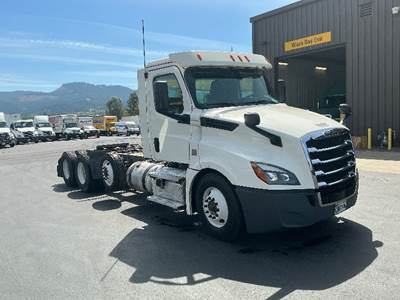 Freightliner Cascadia 126 Day Cab Truck - 450HP, 12 Speed Automatic