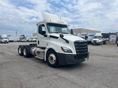 Freightliner Cascadia 126 Day Cab Truck - Cummins 400HP, 13 Speed Automatic