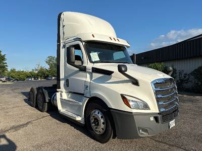 Freightliner Cascadia 126 Day Cab Truck - 455HP, 12 Speed Automatic