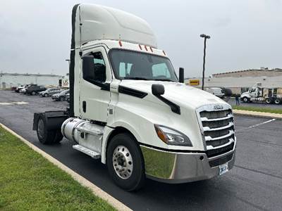 Freightliner Cascadia 126 Single Axle Day Cab Truck - 455HP, 12 Speed Automatic